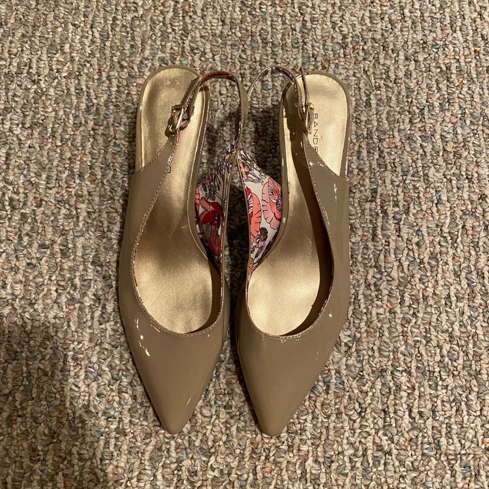 Bandolinos strappy tan heels
